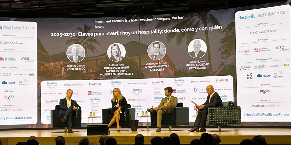 Nicolas Cousin (Christie & Co), Montse Rius (HIP), Alejandro Scholt (Wyndham) y Pablo Pluvinet (Sociedad de Tasación)