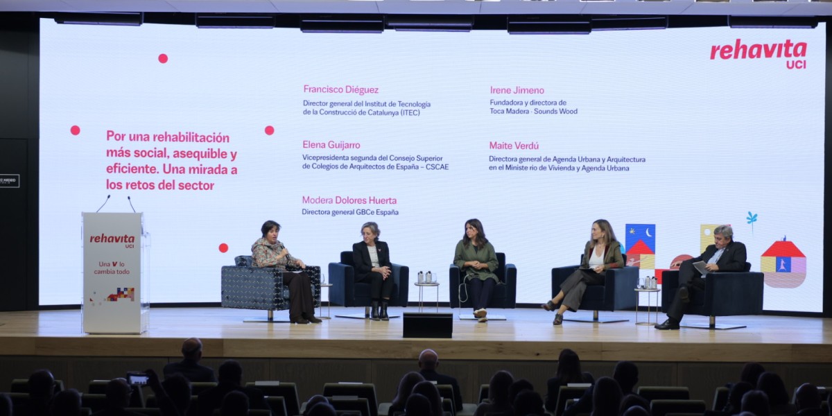 (De izq. a dch.) Dolores Huerta (GBC), Elena Guijarro (CSAE), Irene Jimeno (Toca Madera), Maite Verdú (MIVAU) y Francisco Diéguez (ITCC).