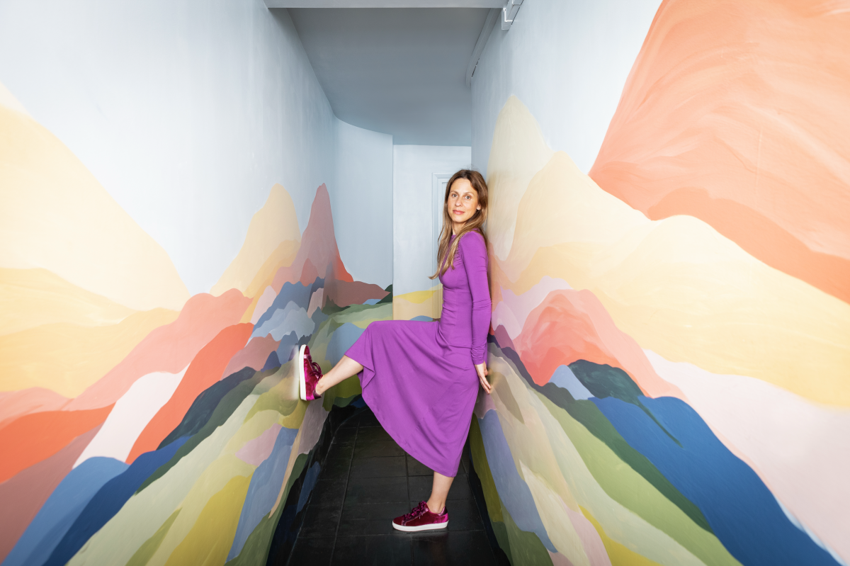 Sara Leonor en la entrada de su casa en Londres. 