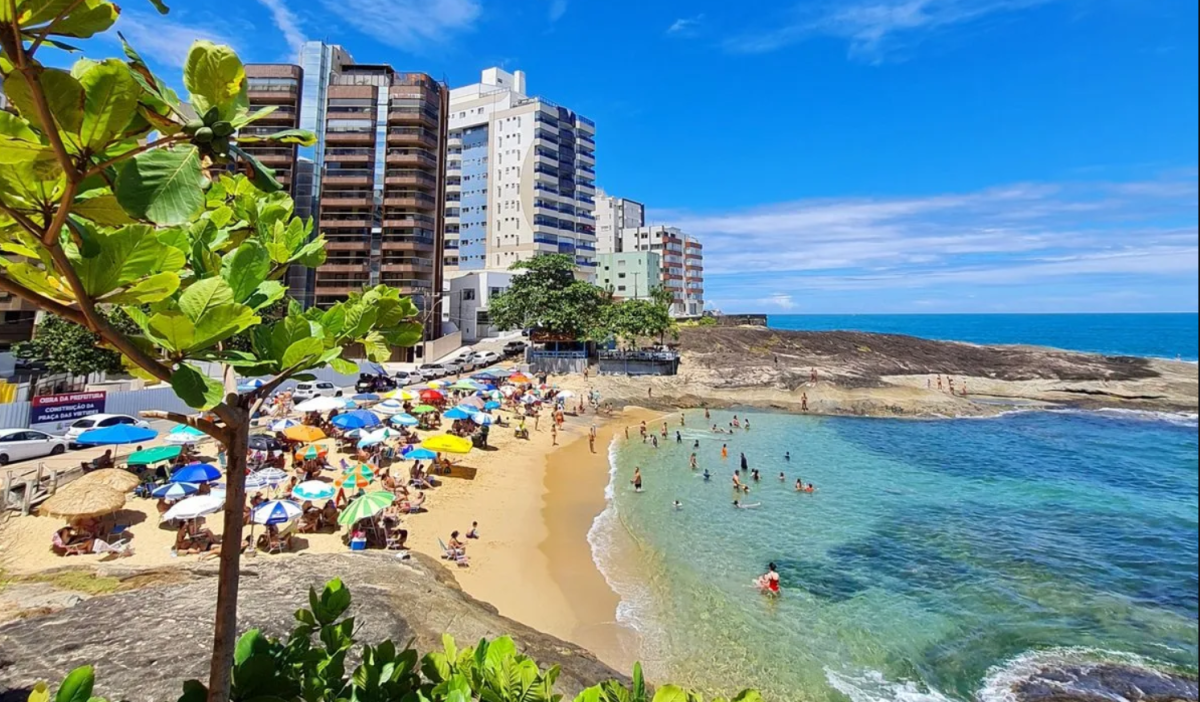 La playa radiactiva de Brasil en la que se bañan miles de personas