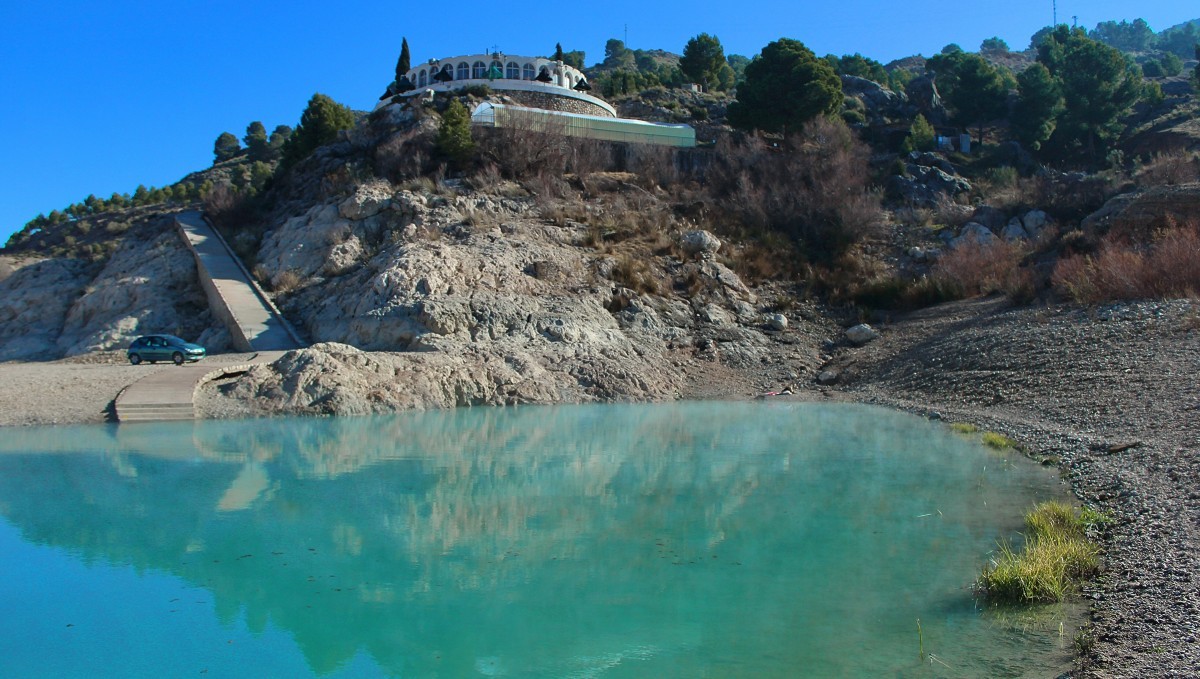 Apele turcoaz ale piscinei termale din Zújar