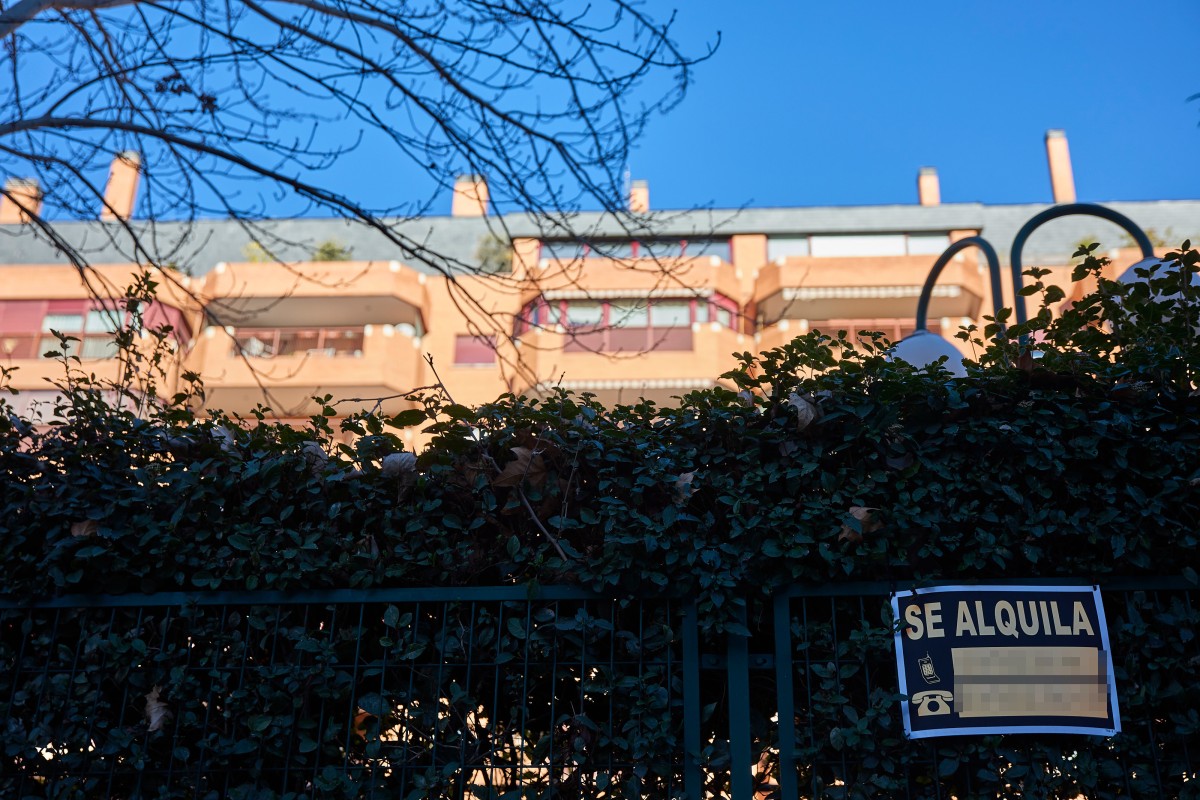 Un cartel de alquiler de viviendas, a 4 de enero de 2023, en Madrid (España). 