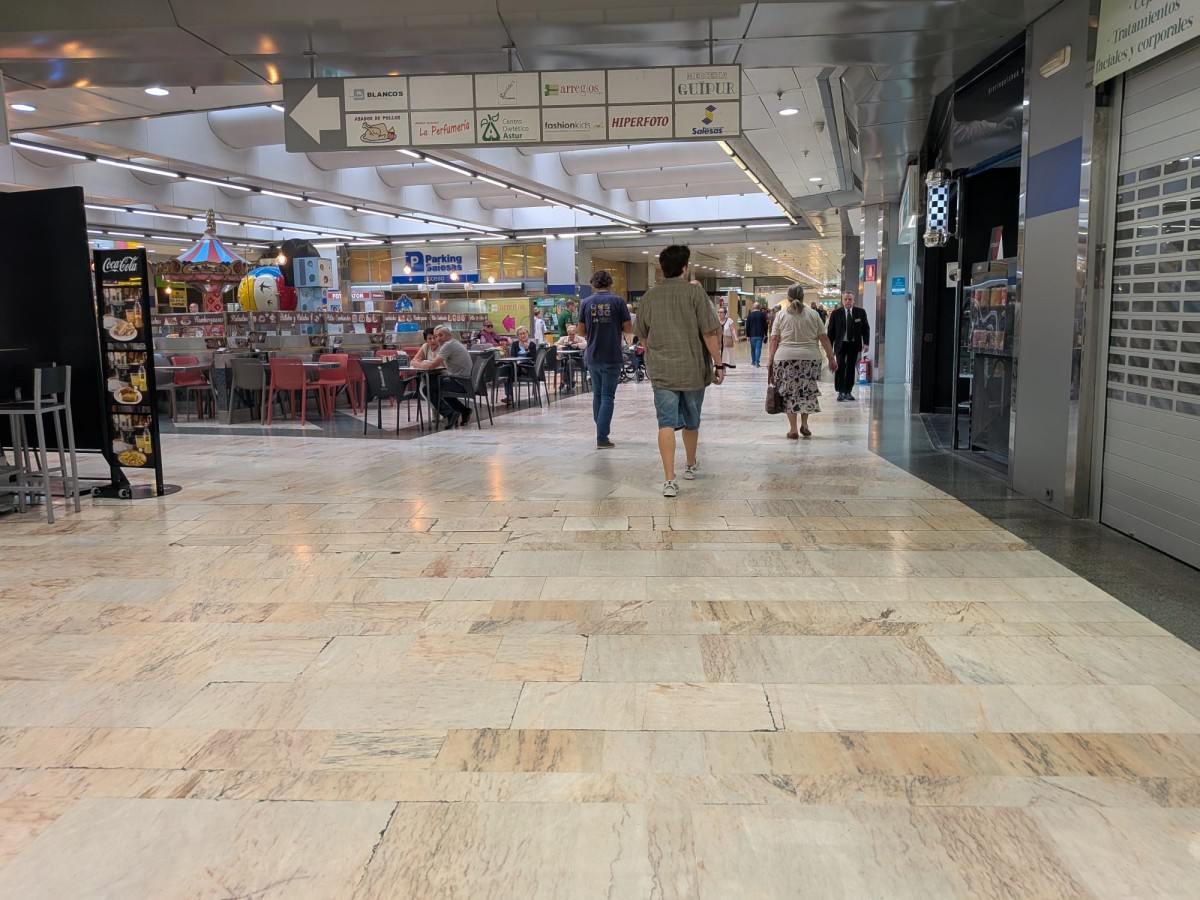 Archivo - Centro comercial Salesas, en Oviedo