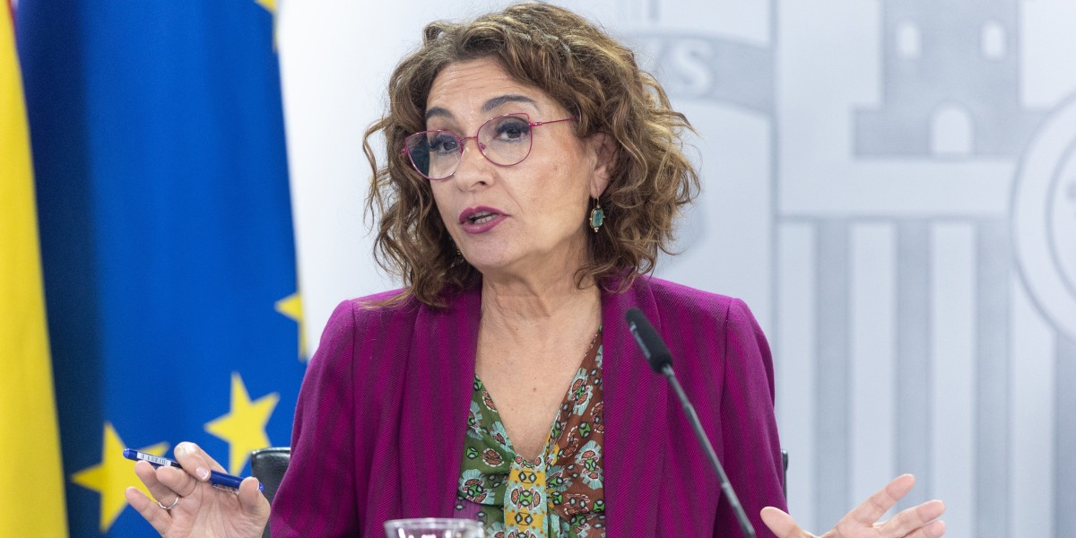 La vicepresidenta primera y ministra de Hacienda, María Jesús Montero, durante una rueda de prensa tras la reunión del Consejo de Ministros, en el Palacio de La Moncloa, a 18 de noviembre de 2025, en Madrid (España). El Gobierno ha revisado hoy al alza su