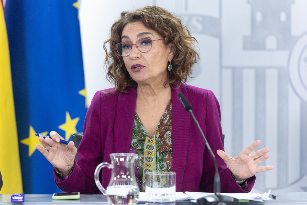 La vicepresidenta primera y ministra de Hacienda, María Jesús Montero, durante una rueda de prensa tras la reunión del Consejo de Ministros, en el Palacio de La Moncloa, a 18 de noviembre de 2025, en Madrid (España). El Gobierno ha revisado hoy al alza su