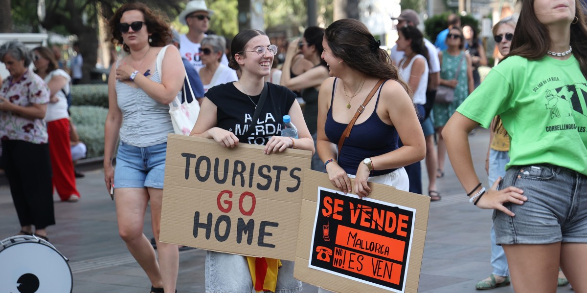Archivo - Varias personas con pancartas durante una manifestación por la vivienda.