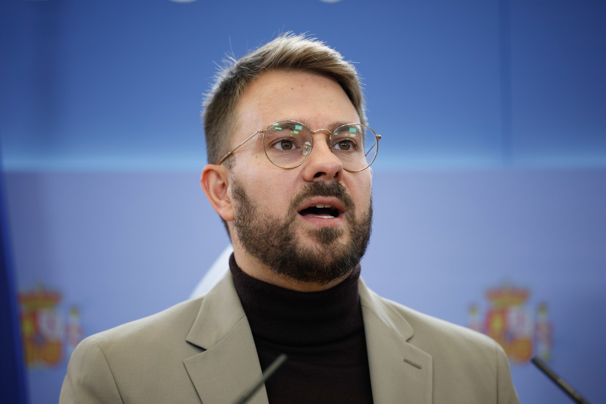 El diputado de Sumar Alberto Ibáñez durante una rueda de prensa, en el Congreso de los Diputados, a 4 de noviembre de 2025, en Madrid (España).