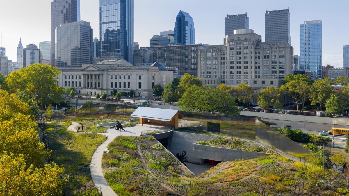 El Calder Gardens se ubica en Filadelfia crea un entorno inmersivo donde las esculturas de Alexander Calder se presentan como parte de un paisaje vivo.
