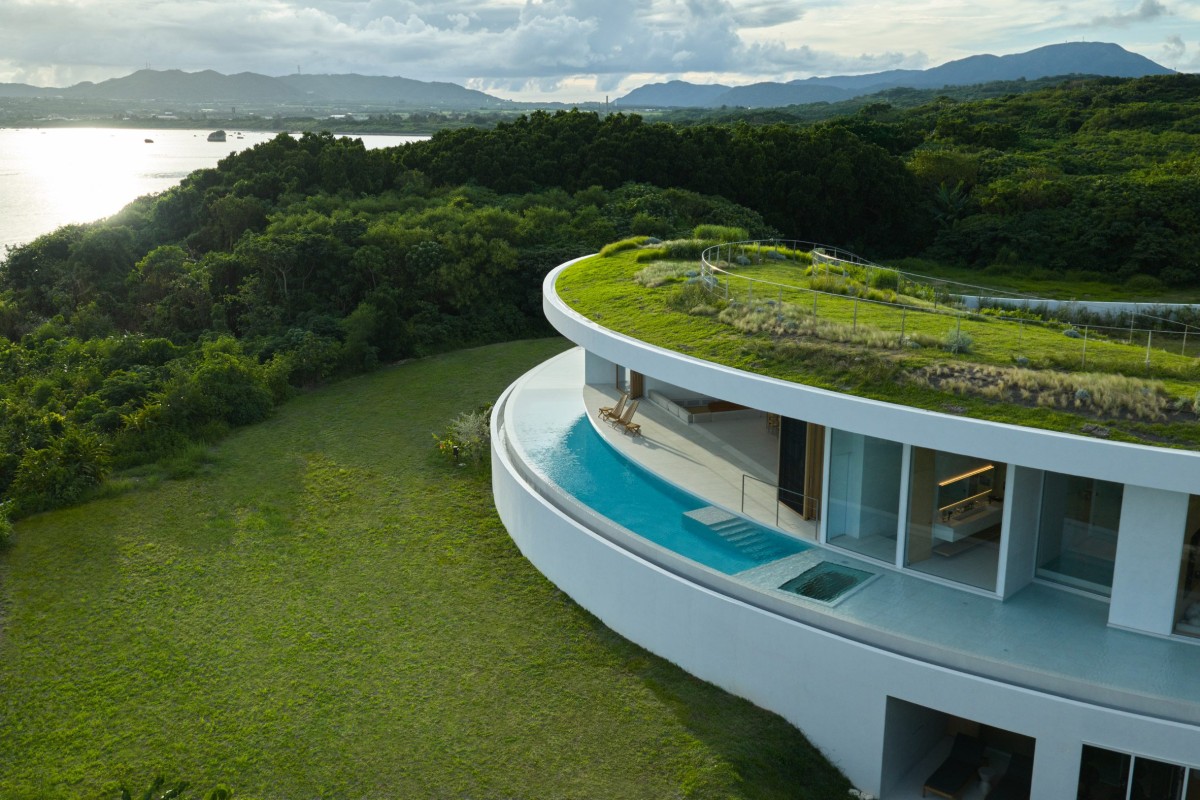 La Casa Earth, diseñada por el arquitecto japonés Sou Fujimoto, es una casa de vacaciones de forma circular de hormigón situada en la isla de Ishigaki, al sur de Japón.