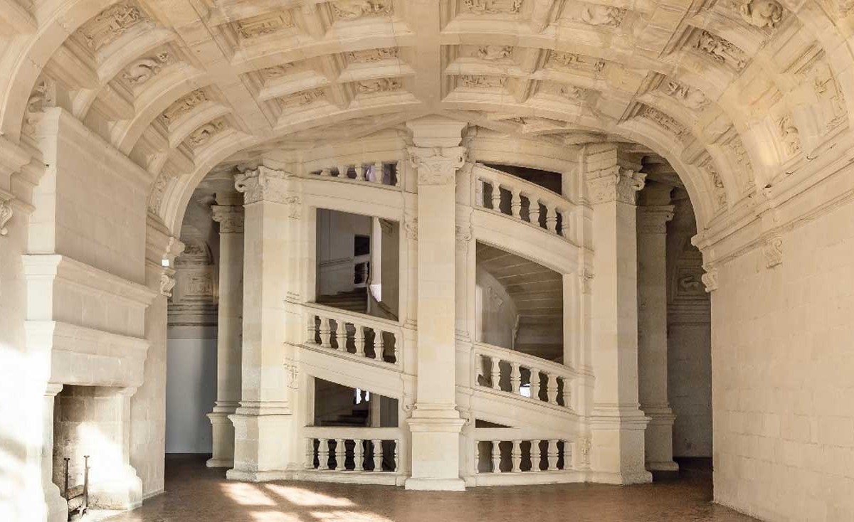 El Castillo de Chambord es una de las obras maestras del Renacimiento francés. Pero entre sus 440 habitaciones, 83 escaleras y 365 chimeneas, hay un elemento que lo convierte en un monumento único en el mundo: su escalera de doble hélice, atribuida al genio universal Leonardo da Vinci.
