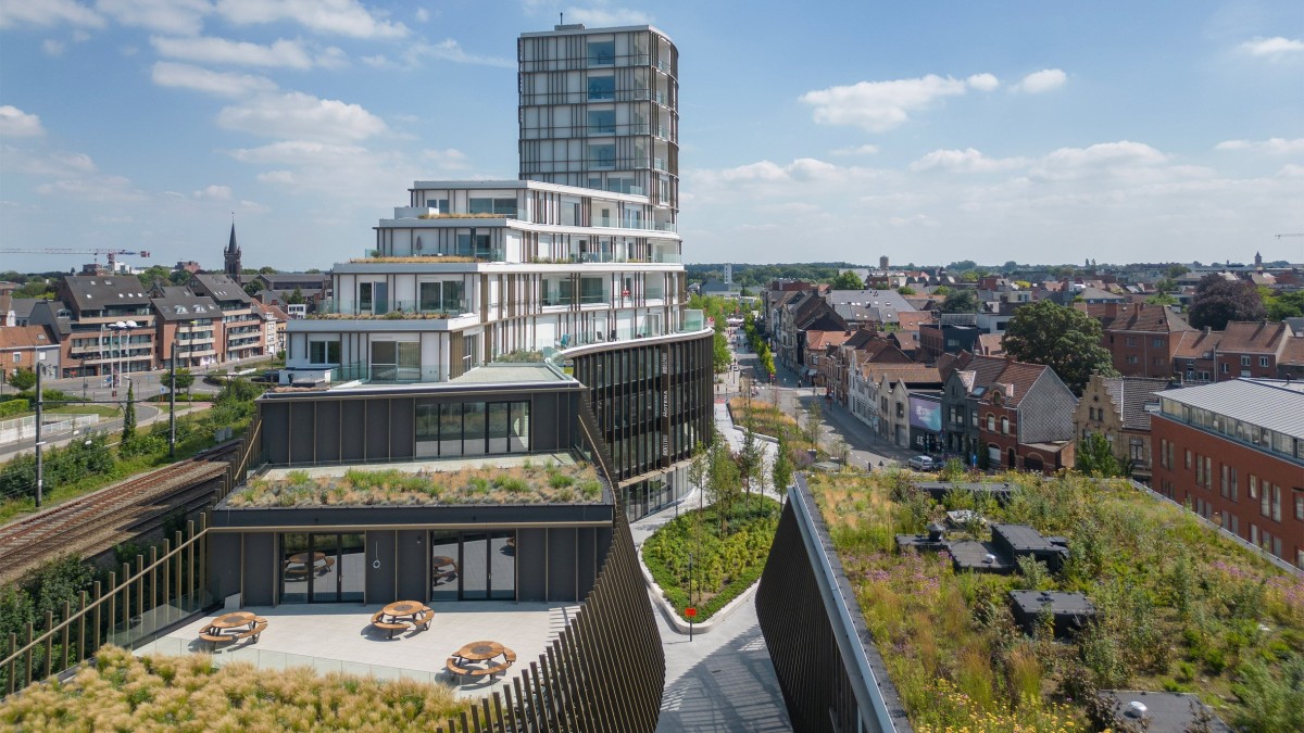 Roelevard es un conjunto en Roeselare (Bélgica) creado por Snøhetta junto a la estación con el propósito de restituir la continuidad urbana entre los dos lados de la ciudad.