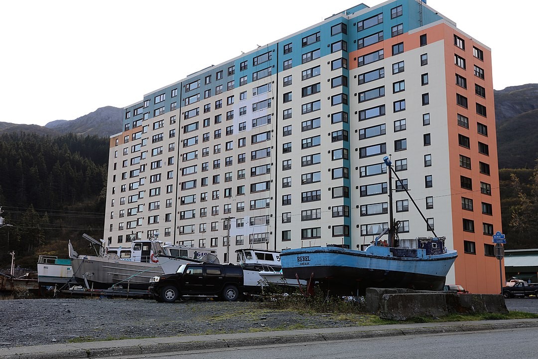 Whittier, en Alaska, se caracteriza por agrupar todos los habitantes bajo el techo de este edificio, el Begich Towers.