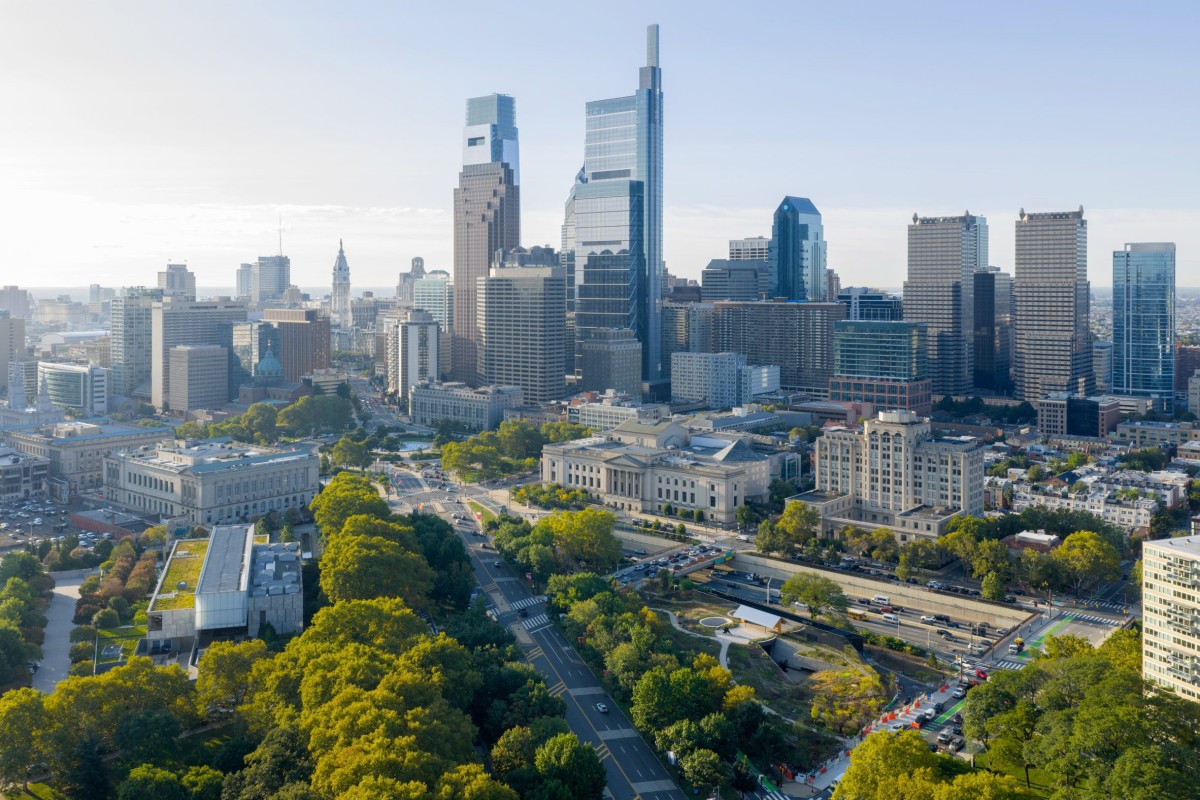 Calder Gardens es un jardín diseñado para honrar la obra de Alexander Calder mediante una integración radical entre arquitectura, paisaje y escultura.