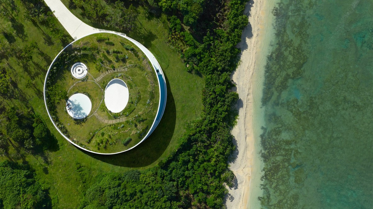 El techo está cubierto de vegetación y, cuando se ve desde arriba, la casa desaparece en el entorno.