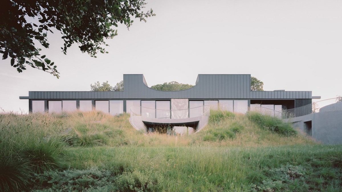 El nombre de la casa procede de una serie de volúmenes curvados que se elevan hacia el cielo, unos “cuernos”.