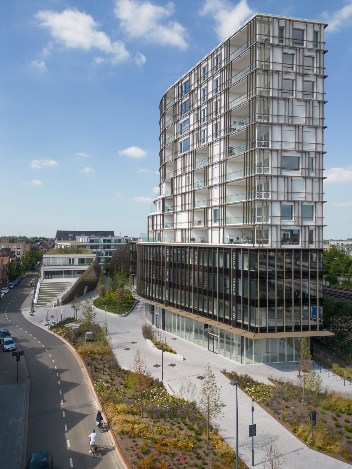 Las fachadas se adaptan a sus funciones: abiertas para los comercios; orientadas hacia el interior para las oficinas, y con textura y porosas para los pisos residenciales.