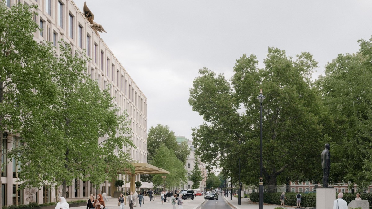 La planta baja se abrió hacia Grosvenor Square, generando una transición amable entre el espacio público y los usos comerciales del hotel.
