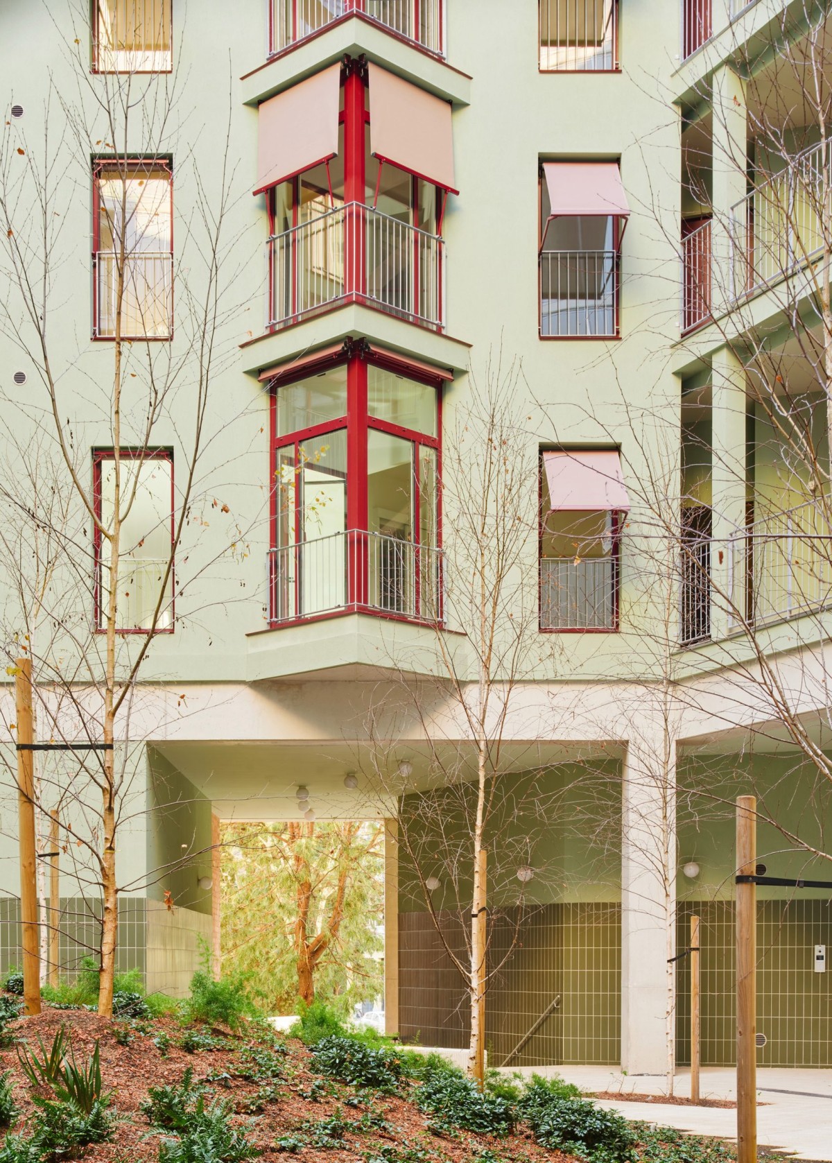 El patio funciona como un refugio climático donde los vecinos pueden reunirse, conversar o simplemente descansar bajo la sombra.