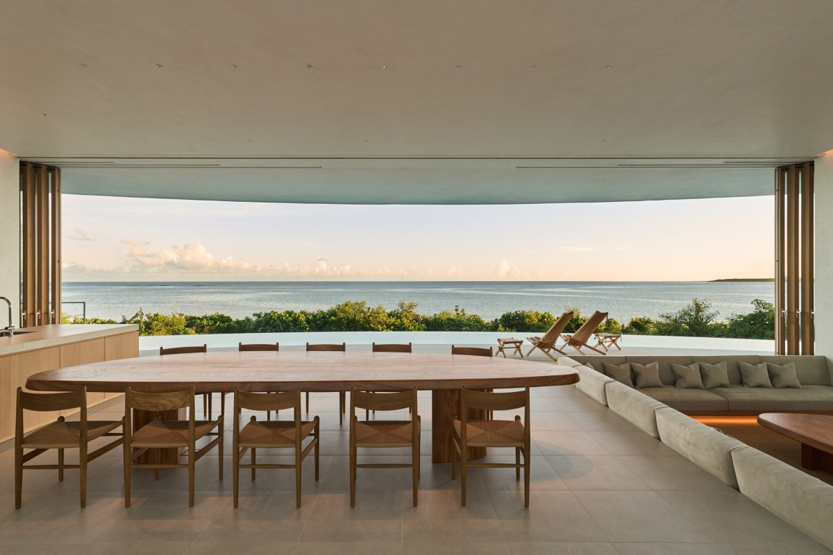 El salón y el comedor están ubicados en la planta superior y se abren mediante puertas correderas de cristal a una piscina infinita.