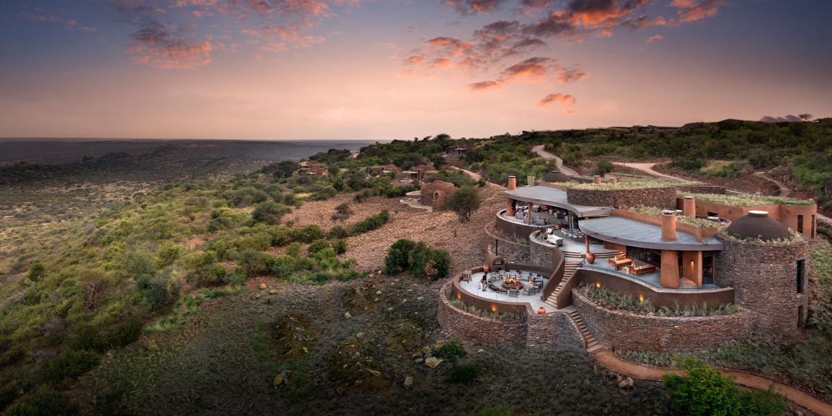 Las áreas sociales se sitúan sobre plataformas elevadas para asegurar vistas amplias.
