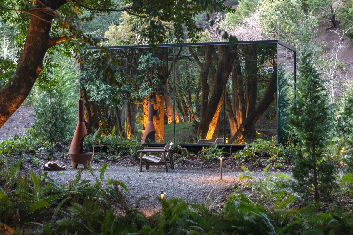 Las paredes espejadas reflejan su entorno y ofrecen a los huéspedes unas vistas sin obstáculos.