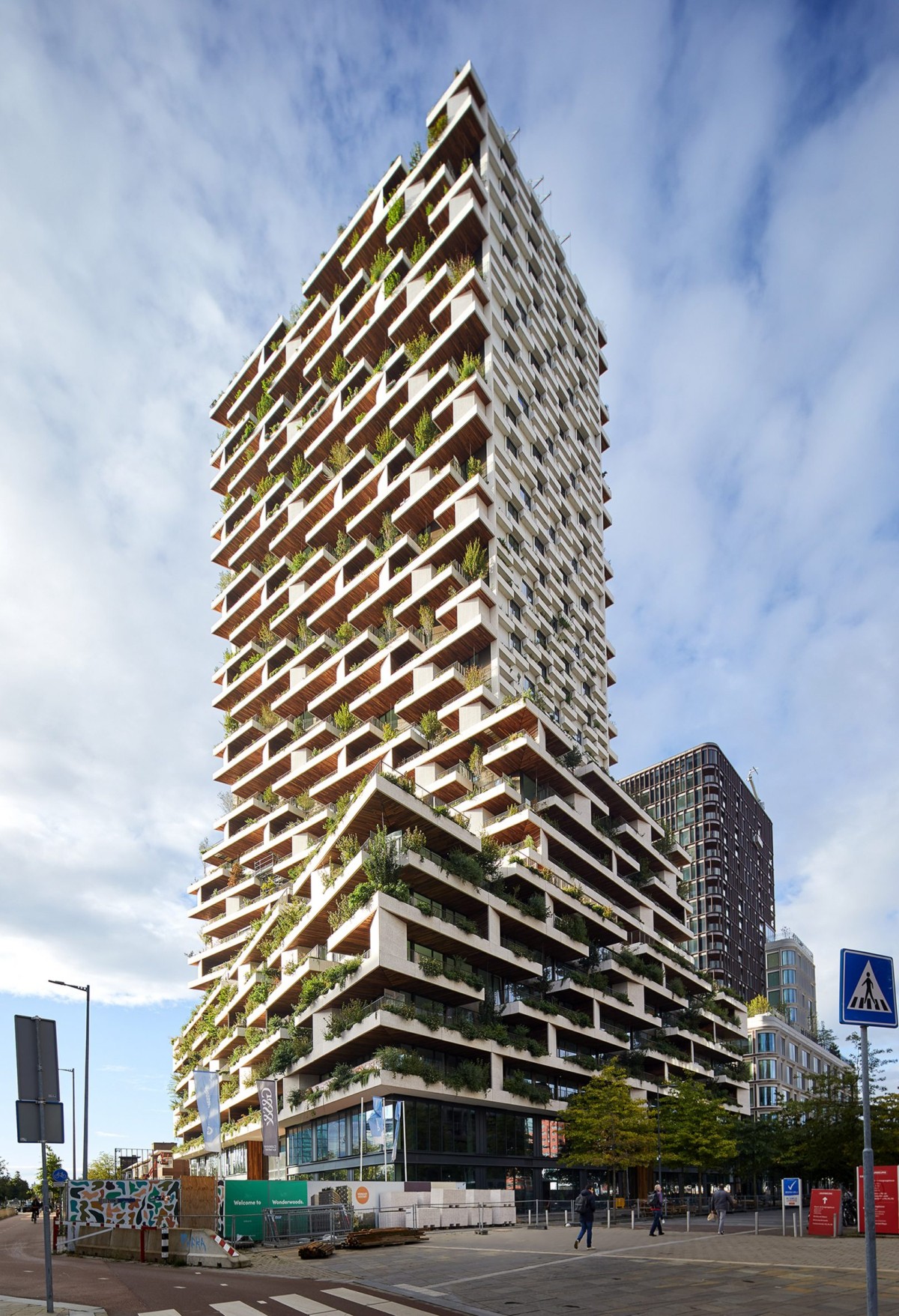 La torre cuenta con 104 metros y 31 plantas, situada en el barrio de Beurskwartier, una zona céntrica de Utrecht.