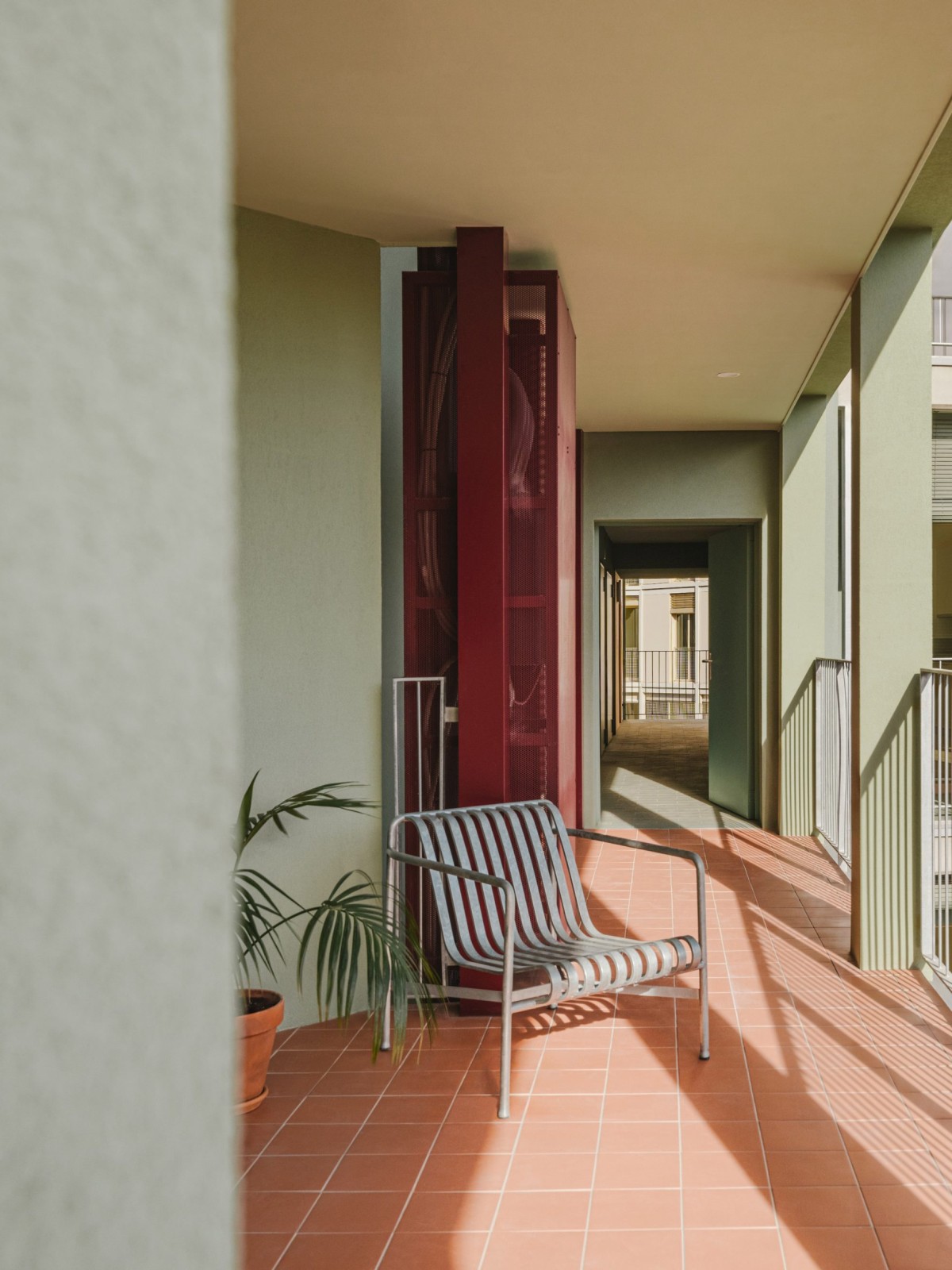 Las pasarelas exteriores también desempeñan un papel social fundamental, puesto que actúan como balcones colectivos.
