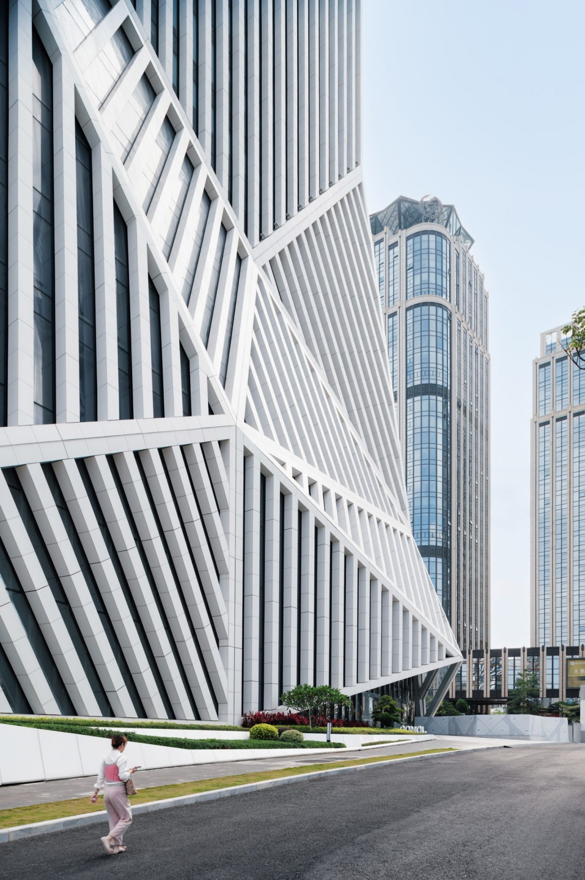 Su base se compone de 21 muros cortina triangulares de vidrio, dispuestos en diferentes ángulos y tamaños, que generan una fachada facetada y cambiante.