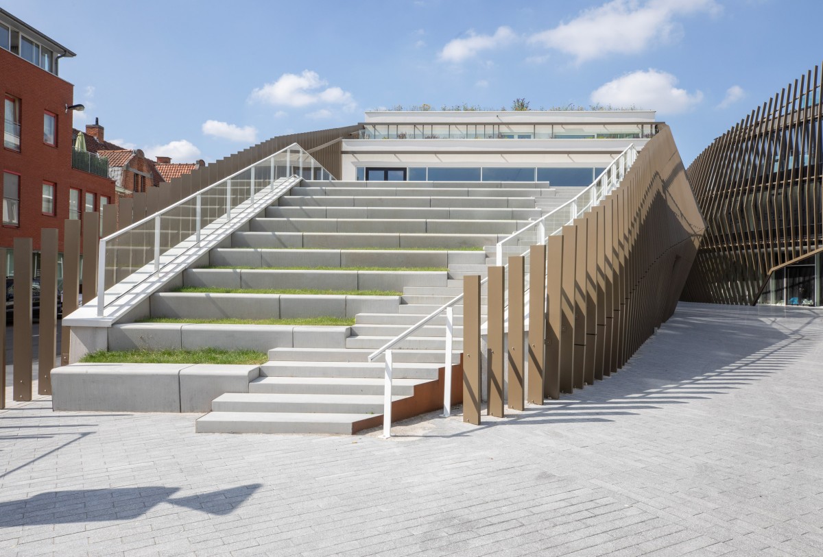El tercer edificio, situado en el lado oeste, desciende suavemente hacia el suelo, permitiendo el acceso directo a un restaurante panorámico ubicado en la última planta.