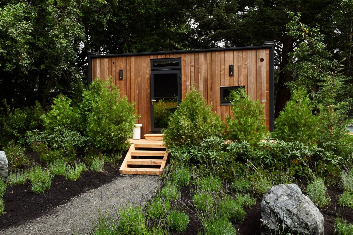 Solo uno de los cuatro lados, el de la entrada, está revestida de tablones de madera.