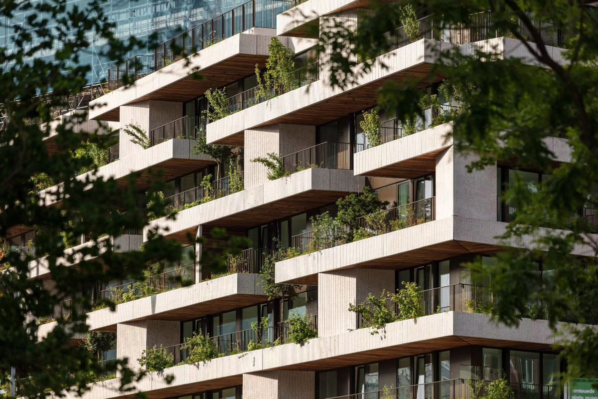 El diseño escalonado de los balcones garantiza que cada vivienda reciba luz natural abundante y disponga de su propio espacio verde