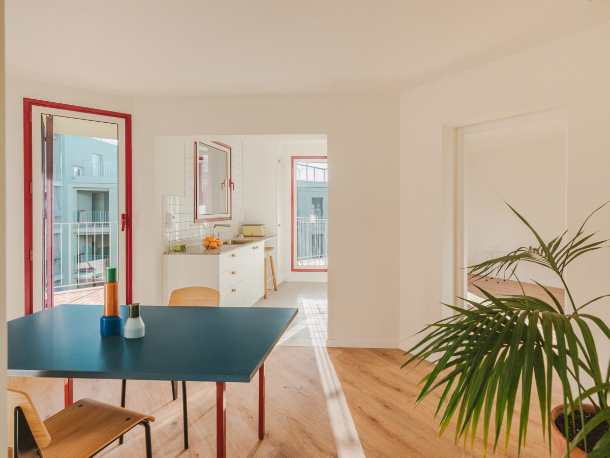 En el cuadrante sur, una de las piezas se amplía para integrar la cocina y conectar con las terrazas comunes.