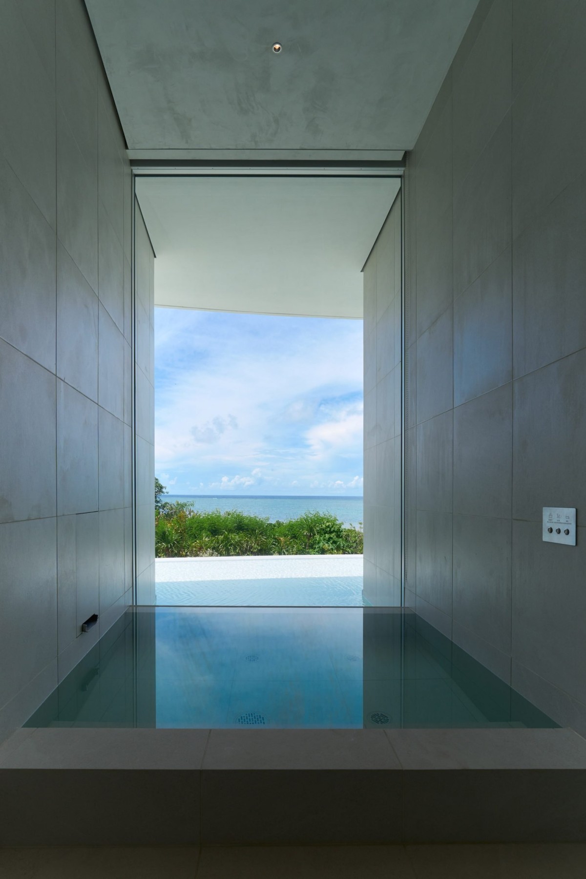 El baño panorámico cuenta con una bañera baja desde la que se contemplan los reflejos del agua.