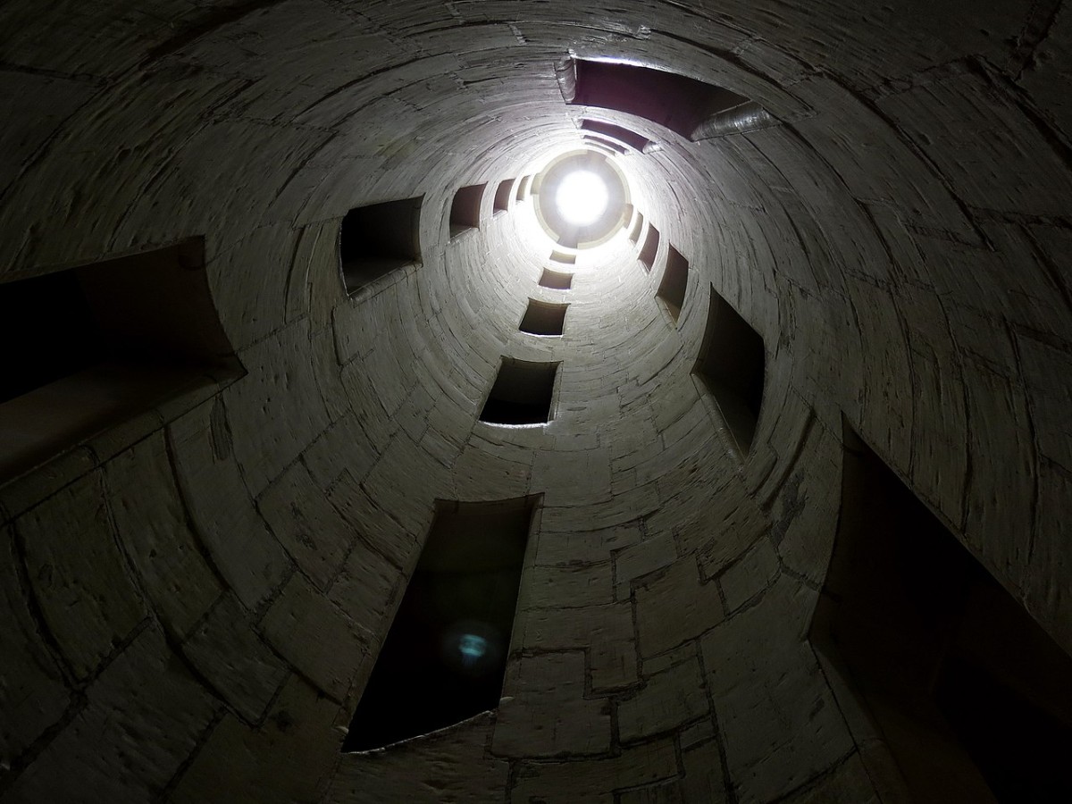 El hueco central actúa como pozo de luz natural que ilumina toda la estructura.