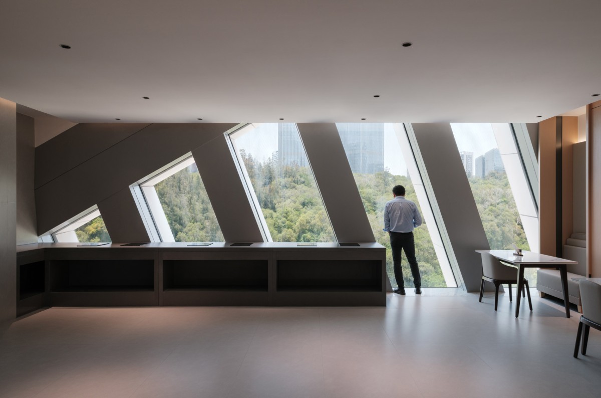 El edificio destaca por su fachada acristalada envuelta en franjas de cerámica blanca que se pueden apreciar perfectamente desde el interior.