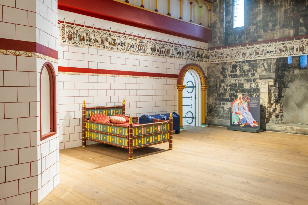 La intervención recrea la atmósfera medieval mediante mobiliario y tratamientos espaciales cuidadosamente estudiados.