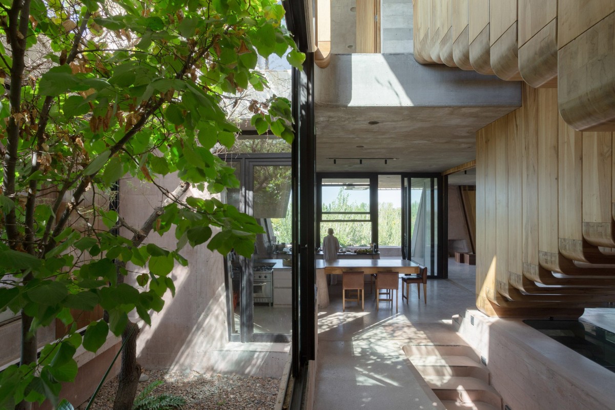 El material protagonista es el hormigón visto, pero se le ha dado unos tonos terrosos que se funden con los de la montaña.