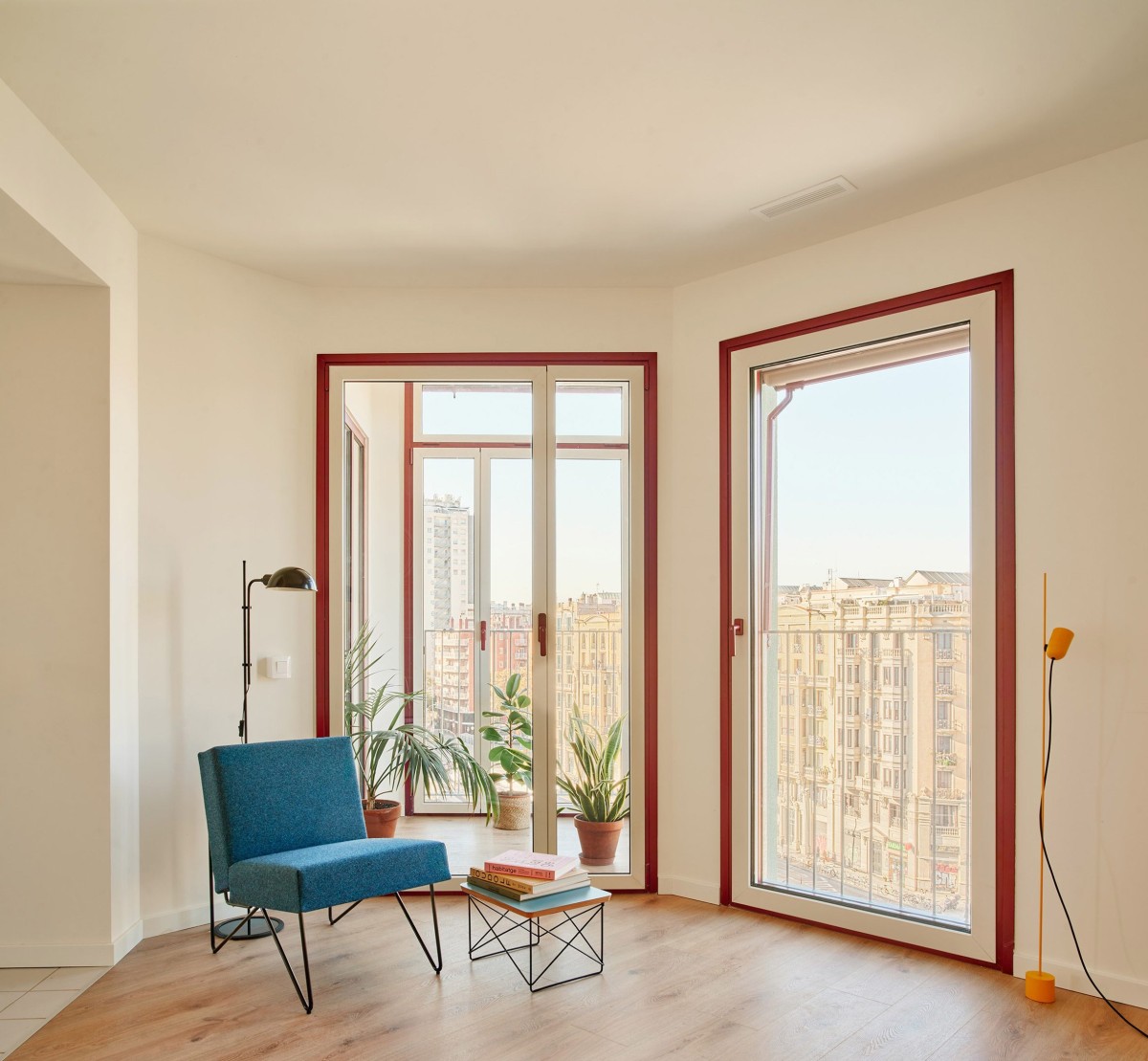 Cada vivienda se divide en cuatro estancias idénticas, de uso flexible, que pueden funcionar como dormitorio, estudio, salón o comedor según las necesidades del residente. 