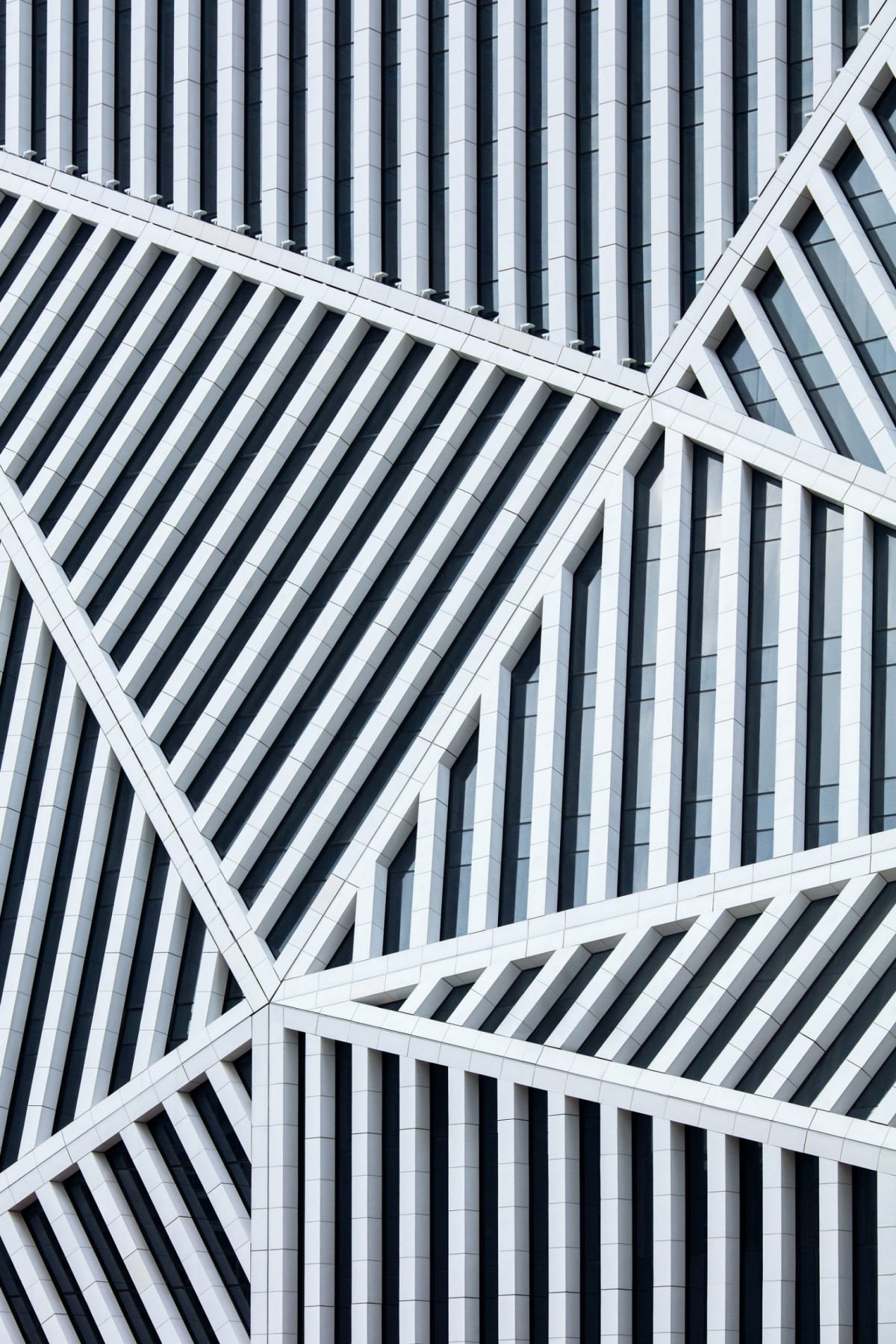 Los paneles angulares cuentas con franjas horizontales que reinterpretan las tracerías tradicionales que decoran las ventanas de la arquitectura local.