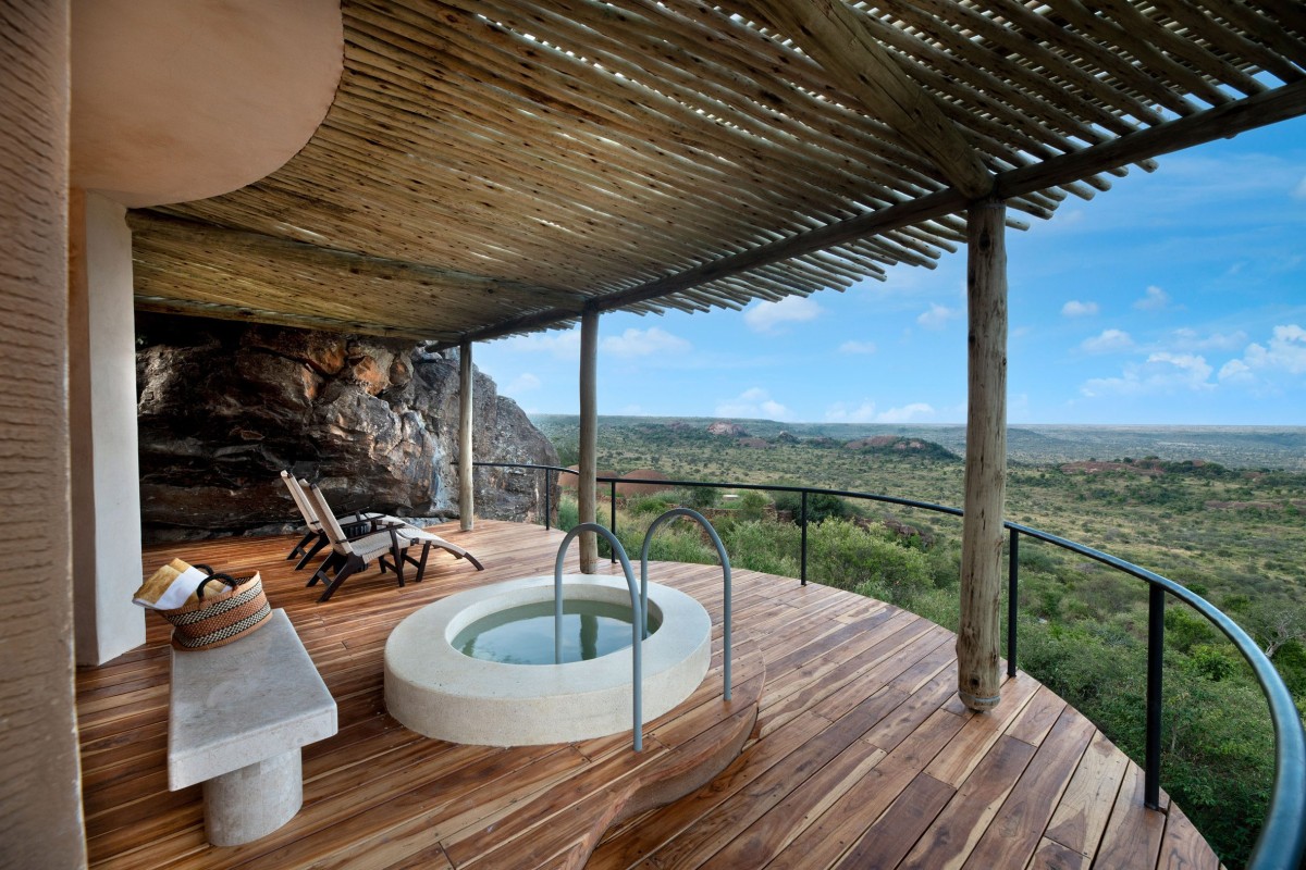 Las habitaciones y áreas comunes han sido distribuidas cuidadosamente entre formaciones de granito, árboles autóctonos y senderos naturales.