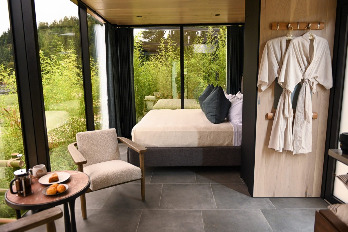 En el interior los espacios son compactos, pero funcionales: camas dobles, baño completo, tocador, armario y una pequeña mesa con sillas.