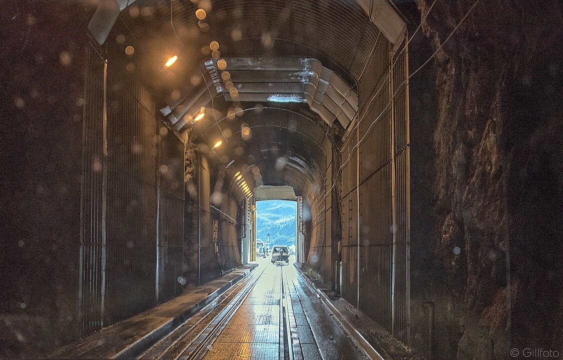 Interior del túnel Anton Anderson Memorial Tunnel, un acceso compartido entre coches y trenes.