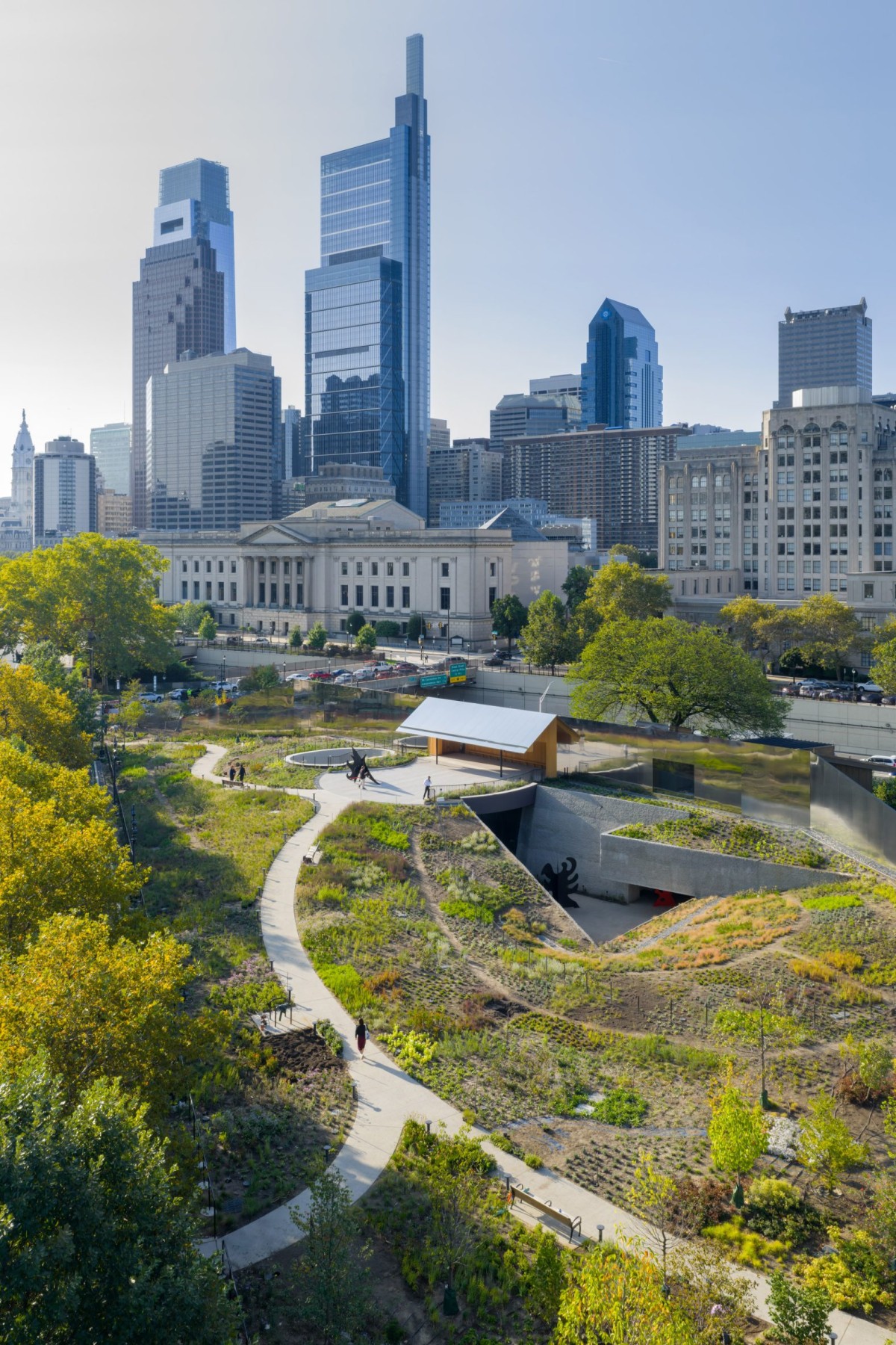 El proyecto también incorpora un jardín hundido, concebido como un punto de pausa desde el que contemplar las esculturas y la arquitectura de forma panorámica.