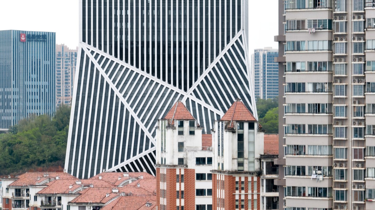 La torre explora nuevas conexiones con su contexto urbano inmediato, reinterpretando la tipología de torres predominante de China.