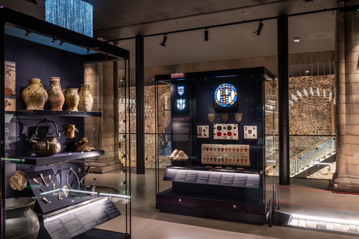 Una exposición creada en colaboración con el Museo Británico, muestra más de 900 piezas medievales, desde objetos cotidianos hasta elementos de arquitectura histórica.