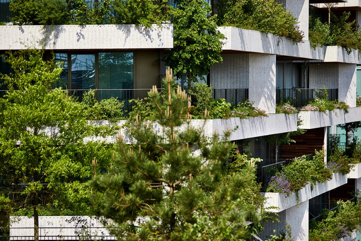 El edificio es una arquitectura viva con fachadas que cambian en la composición del color y el tamaño del follaje.