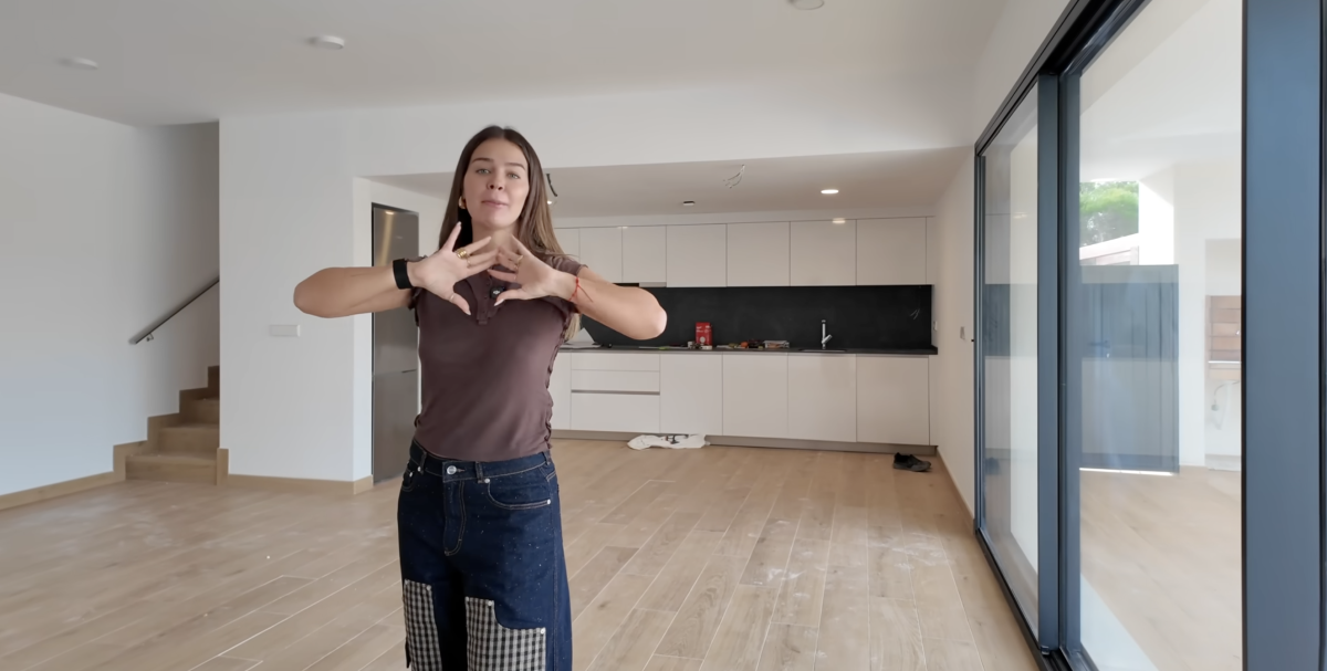 La ‘socialité’ Laura Escanes se compra una espectacular casa en Menorca a dos minutos de la playa