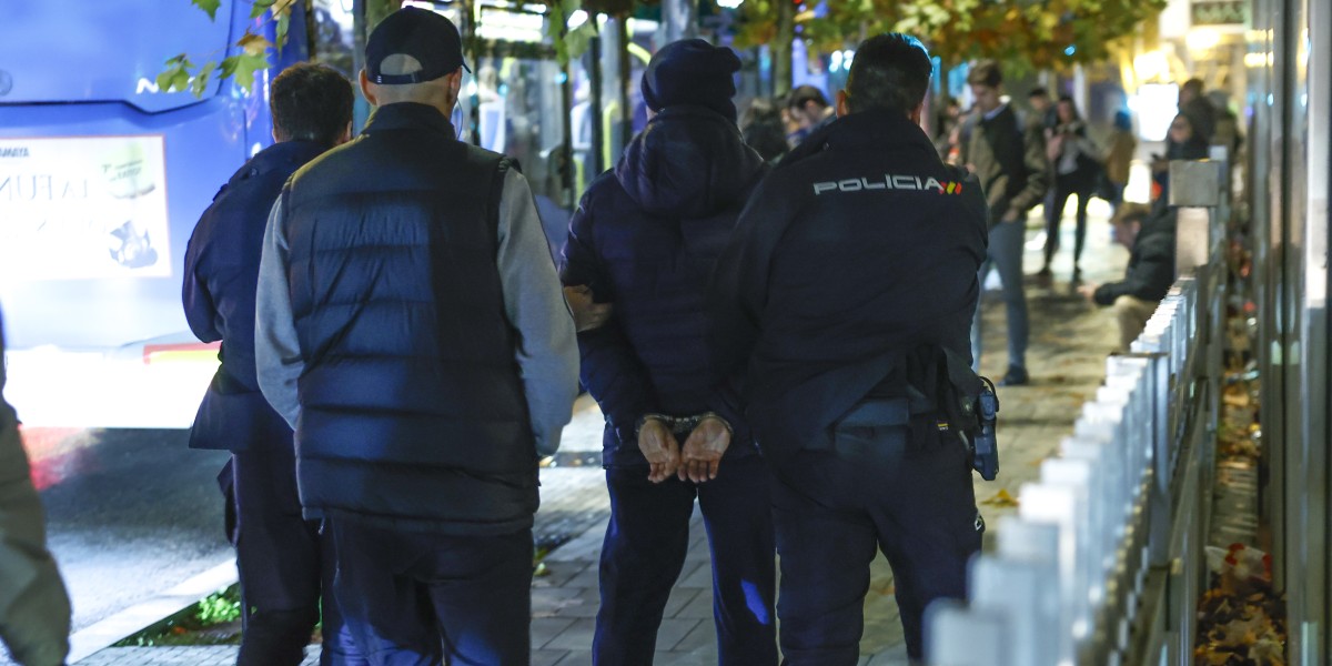 Un Policía deteniendo a un okupa