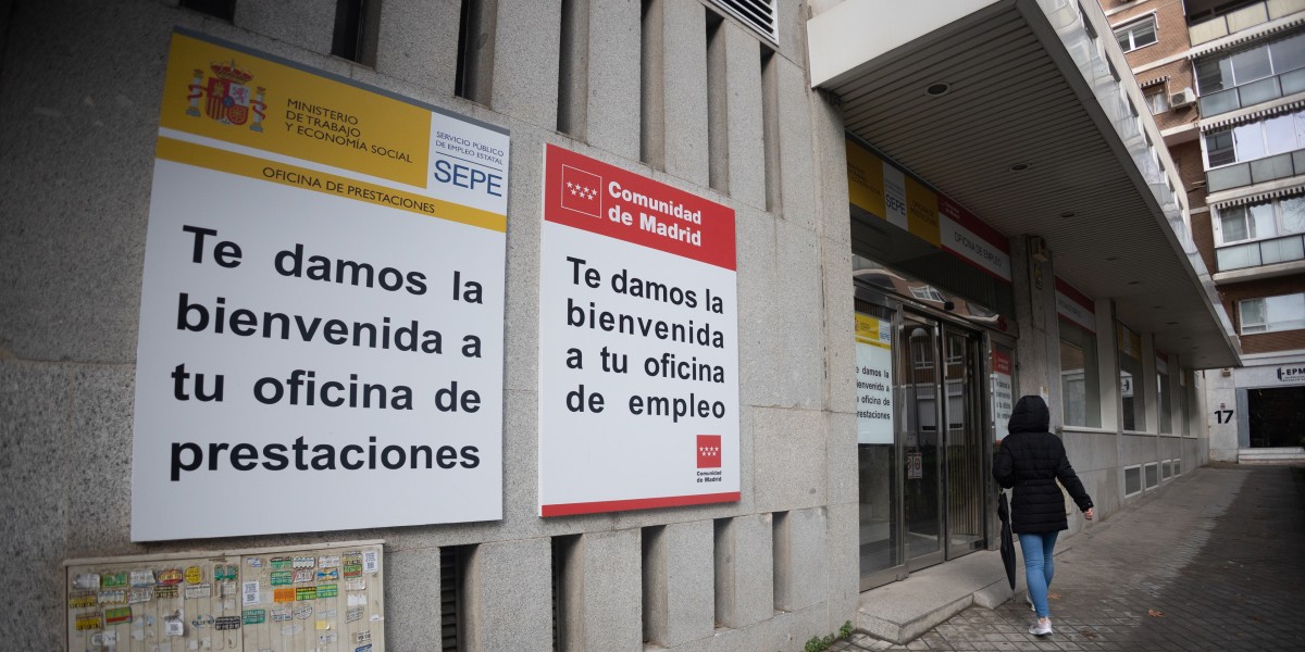 Archivo - Fachada de la oficina de empleo
