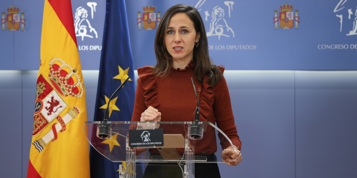 La portavoz de Podemos en el Congreso, Ione Belarra, durante una rueda de prensa en el Congreso de los Diputados, a 2 de diciembre de 2025, en Madrid (España).
